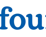 Logo Carrefour z niebieskim napisem i charakterystycznym symbolem strzałki w kolorach czerwonym i niebieskim.