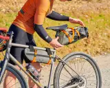Fahrradtaschen für Gravel Bikepacking: Satteltasche und Rahmentasche werden befestigt.