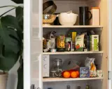 Härligt att gå in i skafferi! Fullt med pasta, kex, kryddor och bakgrejer. En Monstera trivs också här.