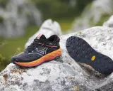Buty trailowe z agresywnym bieżnikiem Vibram. Różne rodzaje podeszwy w butach sportowych zapewniają przyczepność w trudnym terenie.