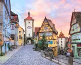 Urokliwa, brukowana uliczka z kolorowymi kamieniczkami i wieżą z zegarem. Rothenburg ob der Tauber to jedno z najciekawszych miast w Niemczech.