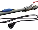 Jak zabezpieczyć przewody elektryczne przed wodą? Urządzenie grzewcze na rurze z zaworem, zasilane kablem z wtyczką.