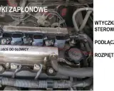Silnik z widocznymi cewkami zapłonowymi, śrubami mocującymi do głowicy i wtyczkami od sterownika. Przygotowanie do wymiany cewki zapłonowej.