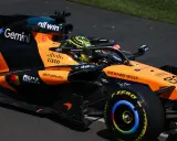Oscar Piastri acelera en su McLaren naranja y negro, con el logo de Gemini y otros patrocinadores.