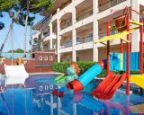 Parque acuático con toboganes y barco pirata, ideal para unas vacaciones en Mallorca con niños.