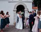 Para młoda całuje się przed kościołem, goście sypią bańki mydlane. To piękny ślub jednostronny, przysięga miłości.