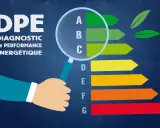 Main d'un locataire en place examinant le DPE, le diagnostic de performance énergétique, avec une échelle de A à G.