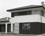 Nowoczesny dom z dwukolorową elewacją, białymi i ciemnobrązowymi tynkami, szarymi płytami kamiennymi. Świetny pomysł na elewację domu.