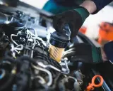 Mechanik wymienia filtr paliwa w silniku 1.6 HDI. Zapchany filtr paliwa 1.6 hdi objawy mogą być różne, np. spadek mocy.
