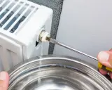 Przy odpowietrzaniu grzejnika nie leci woda, a jedynie powietrze. Woda kapie do miski, gdy próbuje się odpowietrzyć grzejnik.