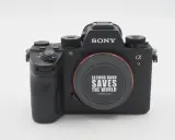 Sony A9 usata, un'eccellente fotocamera per chi cerca qualità e risparmio. Il tappo obiettivo recita "Second Hand Saves The World".