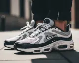 Biało-czarne, najpopularniejsze buty Nike Air Max z widocznymi poduszkami powietrznymi, idealne na co dzień.