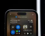 Na ekranie telefonu widać ikonki: samolot (tryb samolotowy), Wi-Fi, Bluetooth, lokalizacja, a także odtwarzacz podcastu. Wyjaśniamy, co oznaczają ikonki w telefonie.