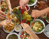 Un repas convivial avec des spécialités du Luberon : légumes grillés, saucisses, pommes de terre et salades.