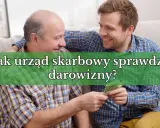 Dwóch mężczyzn, ojciec i syn, rozmawia o tym, jak urząd skarbowy sprawdza darowizny. Syn przekazuje ojcu pieniądze.
