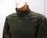Zielona bluza combat z kamuflażem na ramionach i rękawach. Zapinana na zamek.