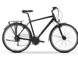 Czarny rower trekkingowy z bagażnikiem i błotnikami, idealny na wycieczki. Wyróżnia się zielonymi akcentami, co odróżnia go od typowego roweru crossowego.