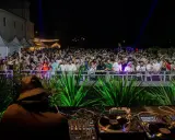 Un DJ suona per una folla entusiasta a uno dei tanti festival musicali in Italia.