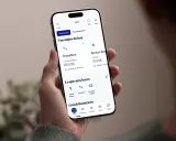 Móvil mostrando la app BBVA. Accede a tu cuenta online BBVA si ya eres cliente para hacer transferencias, enviar dinero o gestionar tus finanzas.