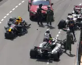 Unfall beim Großen Preis von Monaco. Beschädigte Formel-1-Autos und Rennärzte auf der Strecke.