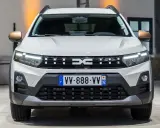 Nowy samochód Dacia z charakterystycznym grillem i światłami LED.