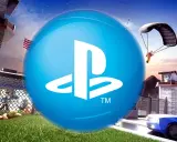 Wielka niebieska kula z logo PlayStation na tle więzienia, policyjnego radiowozu i skoczka spadochronowego. Czy to zapowiedź Roblox na PS5?