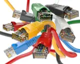 Un bouquet de câbles réseau RJ45 multicolores, prêts à connecter le monde. Une catégorie de câbles essentielle pour le réseau.