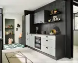 Cuisines vertes modernes avec murs texturés sombres, armoires claires et un coin bureau coloré.