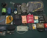 Sprzęt turystyczny: plecak, śpiwór, odzież, kijki, apteczka, termos, nóż, zegarek. Czy to wszystko, co potrzebne na wyprawę? Deuter to marka, która oferuje wiele z tych rzeczy.