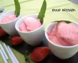 Délicieuse mousse fraise dans des coupelles blanches, garnie de menthe. Fraises fraîches et bâtonnets complètent cette gourmandise.