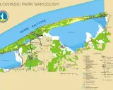 Mapa turystyczna Słowińskiego Parku Narodowego z zaznaczonymi szlakami, jeziorami, wydmami i miejscowościami.