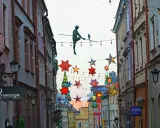 Ruchomy artysta na linie i kolorowe gwiazdy zdobią rynek w Lublinie.