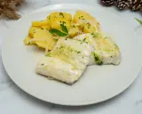 Deliciosa merluza al horno con patatas y cebolla, un plato principal perfecto para disfrutar de una comida casera.