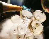 Champagner wird in Gläser gegossen, ein Moment, der die Champagner Geschichte feiert.