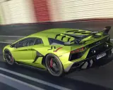 Un espectacular Lamborghini Aventador verde acelera en la pista, con su alerón trasero y detalles aerodinámicos en negro.