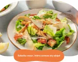 Klasyczna sałatka cezar z grillowanym kurczakiem, chrupiącymi grzankami i parmezanem. Idealna na lekki posiłek.