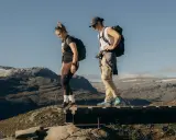 Para, idąc przez góry, odkrywa tatry atrakcje dla leniwych. Widok zapiera dech w piersiach, a ścieżka jest łatwa.