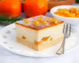 Sernik z brzoskwiniami rewelacyjny, z delikatną glazurą i kandyzowanymi skórkami pomarańczy. Idealny na deser.
