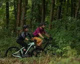 Para jadąca na rowerach górskich (MTB) przez las. Czy to szlak gravelowy czy terenowy?