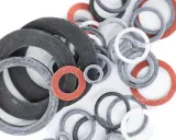 Gros plan sur un assortiment de joints toriques plats de différentes tailles et couleurs (noir, gris, blanc, rouge), prêts à sceller.