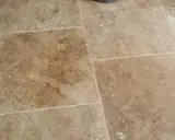 Carrelage en travertin, une définition naturelle de la pierre, avec ses nuances chaudes et ses textures uniques.