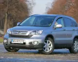 Srebrna Honda CRV 2.2 diesel zaparkowana na zewnątrz. Zastanawiasz się, jaki olej do Hondy CRV 2.2 diesel?