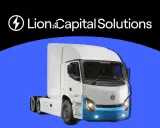 Camion électrique blanc de Lion.Capital Solutions, prêt à atténuer le ride du lion sur les routes.