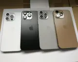 Cztery telefony iPhone 16 w kolorach białym, czarnym, srebrnym i złotym.