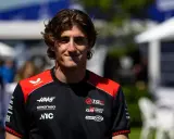 Jack Doohan sonríe con su camiseta negra y roja del equipo Haas F1.