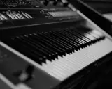 Fortepian czy pianino? Wybierz idealny instrument dla siebie