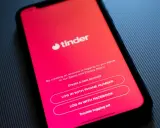 Ekran telefonu z aplikacją Tinder. Czas na nowe randki!