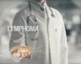 Lekarz prezentuje wirtualną kulę z napisem "LYMPHOMA", symbolizującą postęp w leczeniu chłoniaka grudkowego.