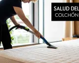 Mujer aspira colchón para eliminar olores. ¡Adiós a ese mi colchón huele mal! Salud del colchón.