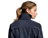 Kobieta w granatowej kurtce softshell. Kurtki softshell co to znaczy? To lekka, oddychająca odzież wierzchnia, idealna na zmienną pogodę.